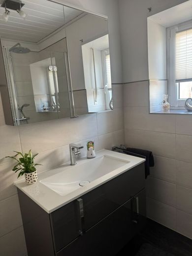 Zwei-Familien-Wohnhaus mit ausgebautem Dachgeschoss – Badezimmer