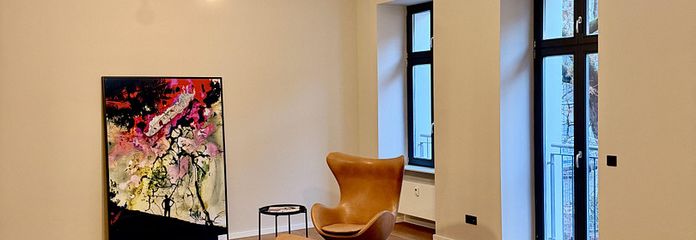 gr. Wohnraum mit hohen Decken