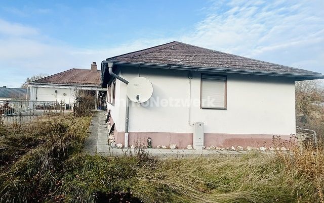 *Ländlicher Bungalow mit viel Potenzial - auf einer Ebene wohnen, naturnah leben* – Ansicht Seitlich