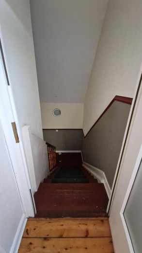 Wie ein eigenes Haus: 162,5 m² | 6 Zimmer | 600 m² Garten im Sondereigentum | 32 m² Dachterrasse – DG Treppenhaus