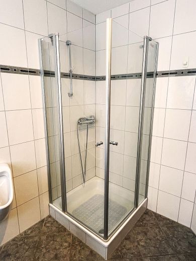 Top-Immobilie für Anleger (Investoren) – neue Duschkabinen Echtglas