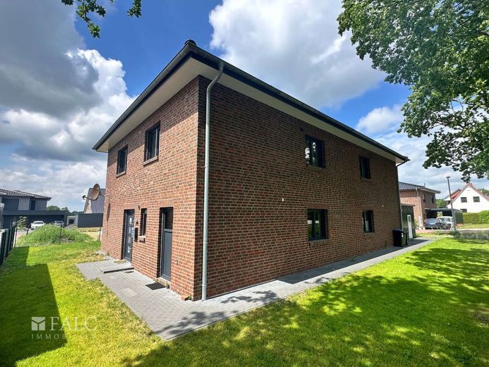 Neuwertige Doppelhaushälfte mit tollem Schnitt in Stade-Haddorf – Blick von der Straße