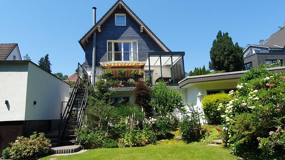 Detached house with granny apartment, pool and large garden in Remscheid Süd – Haus Gartenansicht