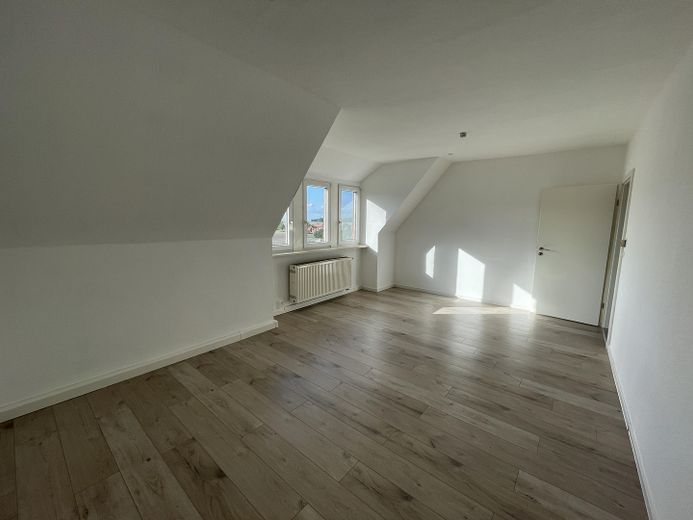 frisch renovierte 3 Zimmerwohnung mit Küche und Stellplatz – Zimmer 3 laut Grundriss
