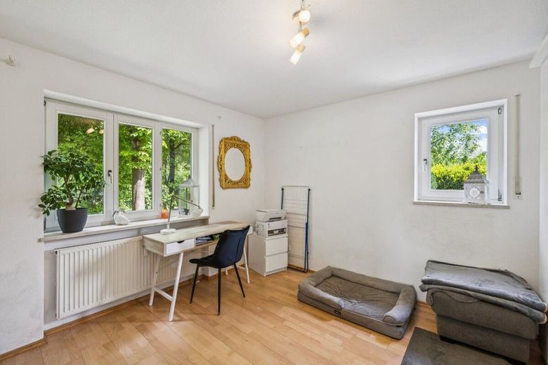 EG-Wohnung mit 134 m² großem Süd-Westgarten und direkt zugänglichem beheiztem Hobbyraum (21 m²) – Büro