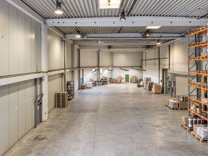ब्रेमेंन-आर्स्टेन के आदर्श स्थान पर लगभग 1.000 m² का वेयरहाउस, हाई-बे रैकिंग सिस्टम सहित – फोटो 1