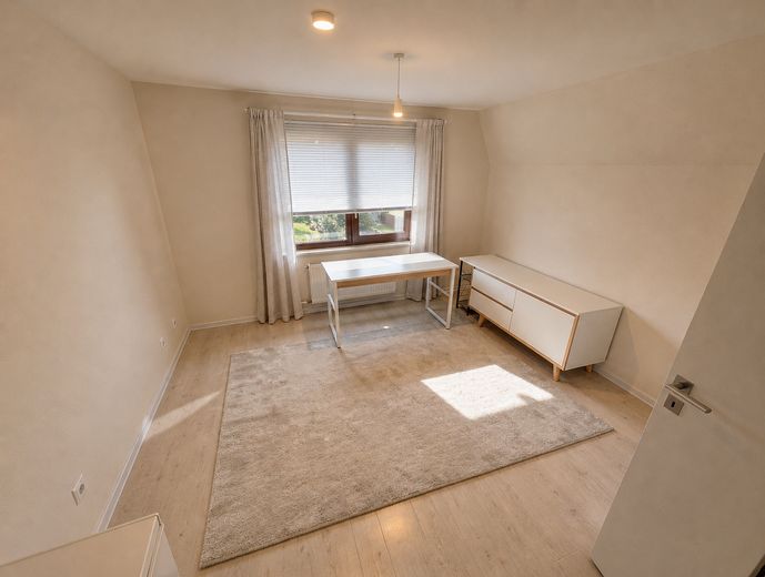 Casa bifamiliare centrale, ampio giardino consolidato, garage doppio, impianto fotovoltaico, senza provvigione – Zweites Kinderzimmer 1 OG KI