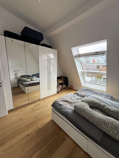 Großes Schlafzimmer im DG