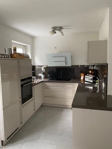 renovierte Wohnung mit Balkon und Blick ins Grüne – Küche