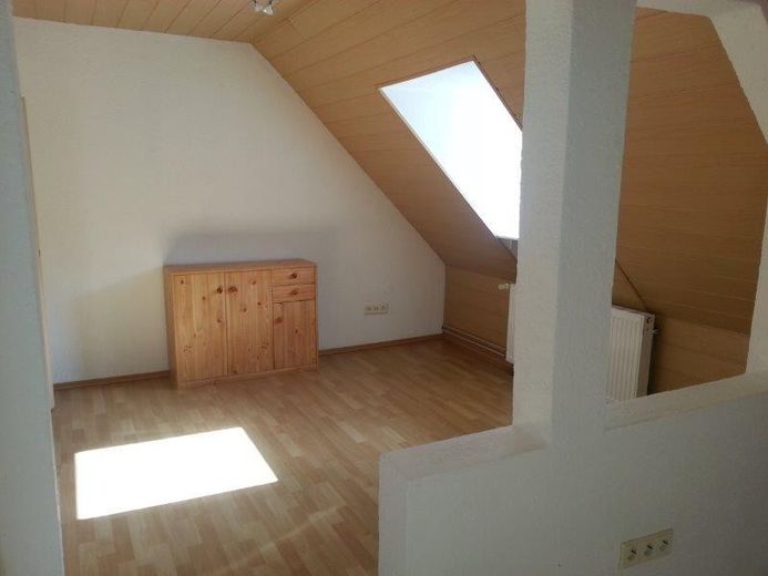 Top-Anbindung & WG-geeignet: Helle 2.5-Zi-DG-Wohnung mit EBK in Stgt-Bad Cannstatt – Schlafzimmer 1
