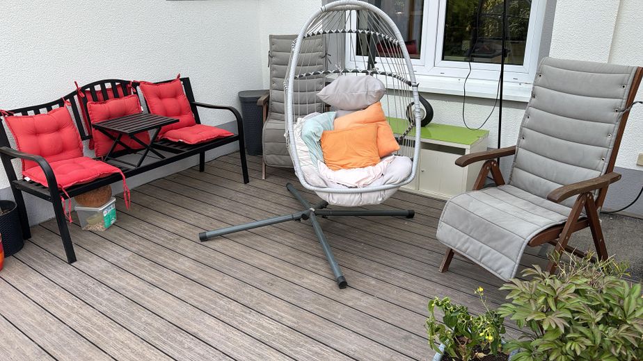 Fully renovated family home with a stunning conservatory, photovoltaic system, heat pump & large outbuilding – überdachte Terrasse b