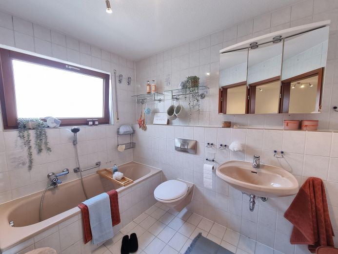 Schönes Reihenendhaus in zentraler Lage -PROVISIONSFREI- – Badezimmer
