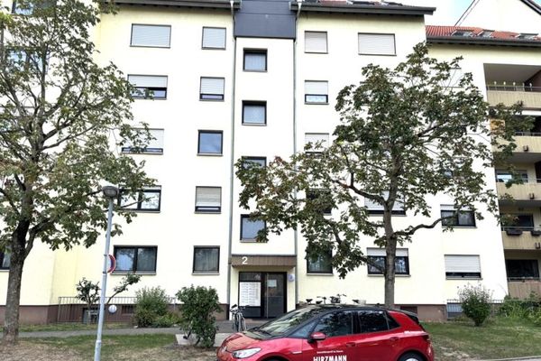 Appartamento curato di 1 locale al piano terra con ampio balcone e posto auto esterno a Leimen