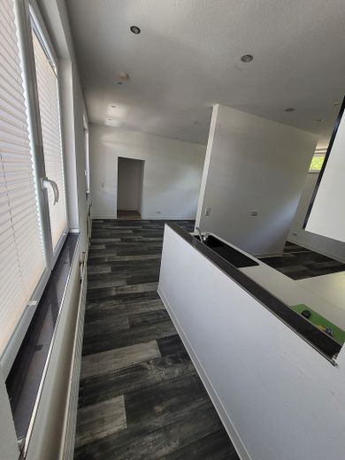 Moderno piso de 4 habitaciones (planta baja/sótano) con garaje propio en BS-Broitzem – Wohn- und Küchenbereich