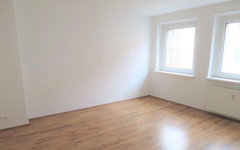 Hochwertige und Schöne 2-Raumwohnung in guter Lage mit EBK – Wohnzimmer