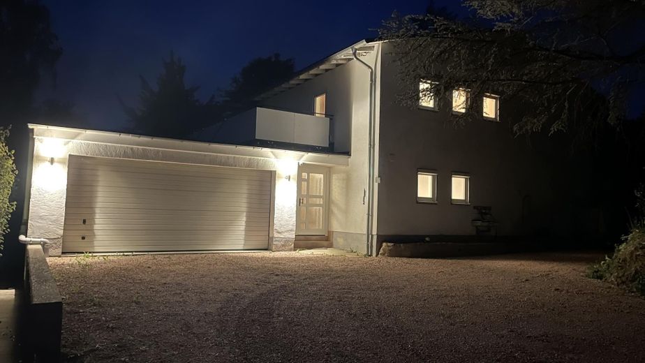 Stilvoll renoviertes Landhaus mit großzügigen Räumen – Hofansicht bei Nacht