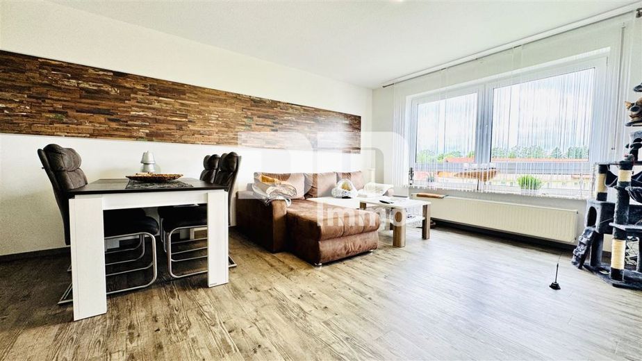Hochwertig sanierte, ebenerdige Dreizimmerwohnung im EG mit Loggia + PKW-Stellplatz – Wohn / Esszimmer / Zugang Balkon
