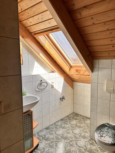 möblierte DG-Wohnung in Schkeuditz – ideal als arbeitsbedingte Wohnung – Bad WaMa Platz