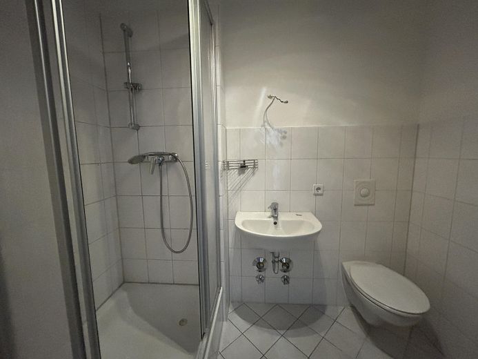 renovierte 4-Raum-Wohnung in der Nähe des Steintor, beim Wasserturm – Bad mit Dusche u. Badewanne