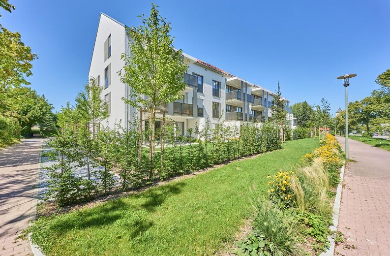 Neubau: Helle und ruhige Zwei-Zimmer-Wohnung mit luxuriöser Innenausstattung mit Balkon und EBK – Außenansicht 1