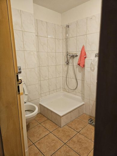 Bad mit Stehdusche & Badewanne