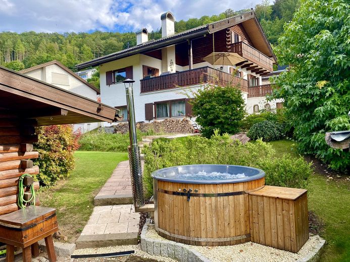 Maison individuelle avec appartement indépendant et vue dégagée *sans commission* – Hausansicht mit Garten