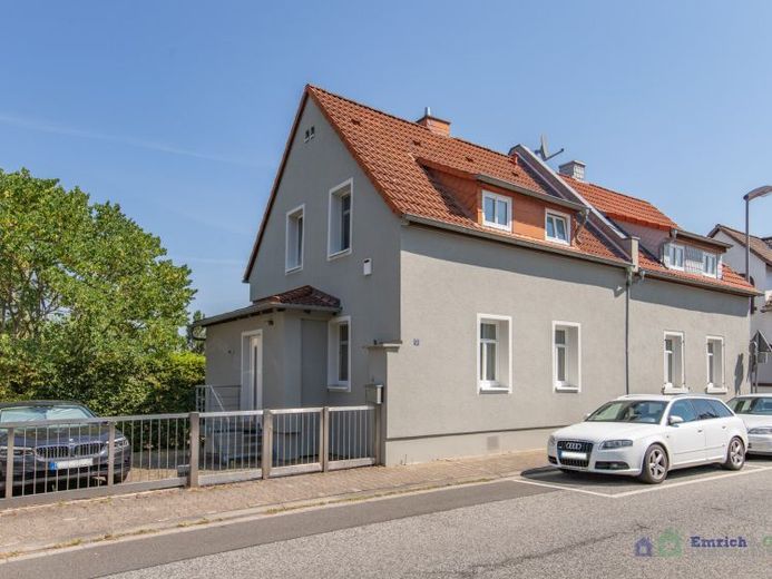 Stilvolles Einfamilienhaus mit Garten – Foto 1