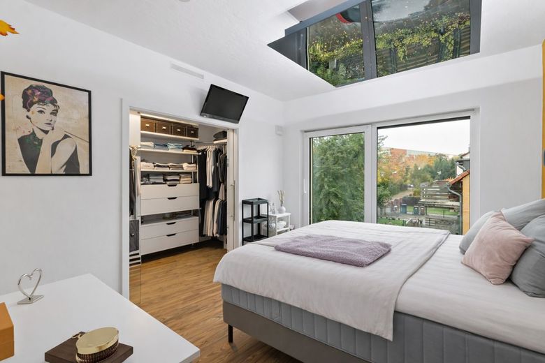 Architektur, Technik und Komfort in perfekter Harmonie – Schlafzimmer mit Ankleide