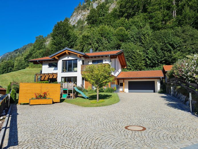 Detached house designed for two generations with mountain views in a sunny location – PRIVATE SALE – Zufahrt mit Stellplätzen