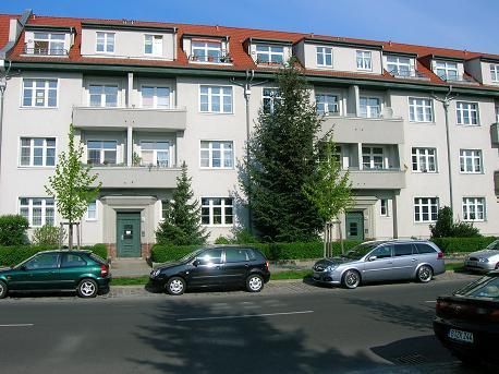 Helle 2-Zimmerwohnung (möbliert) in Berlin-Johannisthal – Blick v. d. Straße a. d. Haus