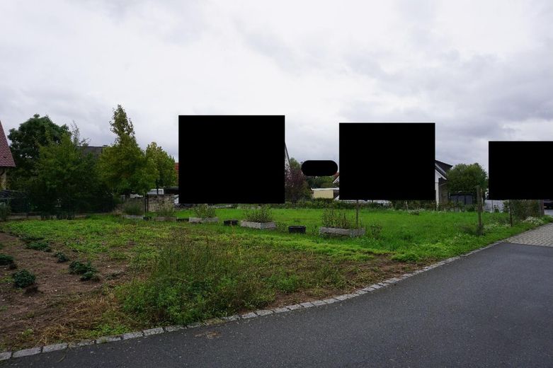 Prime location in the Nuremberg / Fürth / Erlangen metropolitan triangle: Building plot of approx. 550 m² for 2 semi-detached houses or a detached single-family home – Ansicht von Osten aus