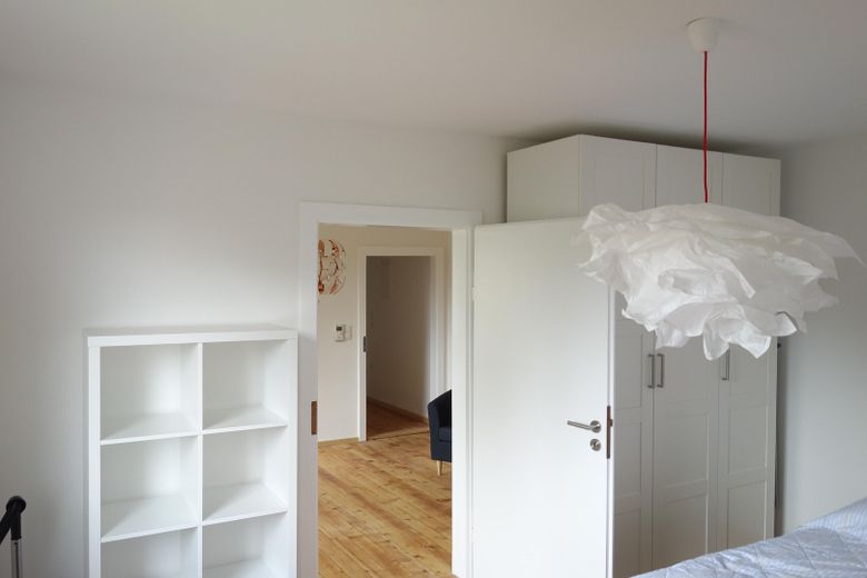 Schlafzimmer, Blick ins Wohnzi