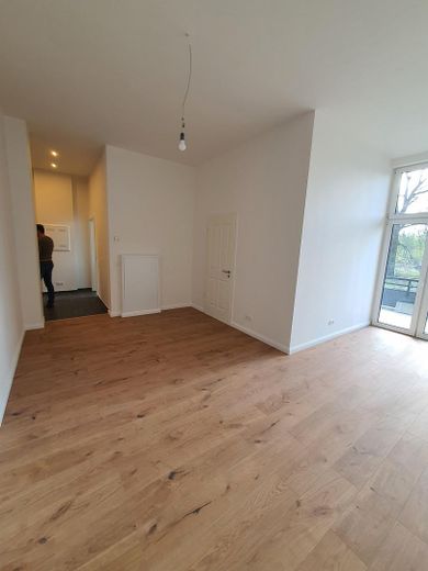 Wohnzimmer mit Balkon + Garten