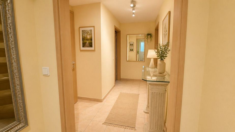 PROVISIONSFREI | 182 m² Familienhaus mit separatem Wohnbereich in ruhiger Sackgasse – Souterrain-Diele