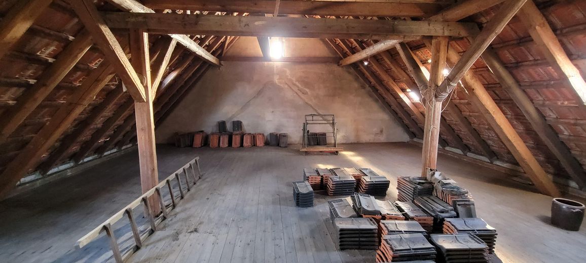 Casa unifamiliare con officina – spazio per vivere e creare – Dachboden mit Ausbaupotenzial