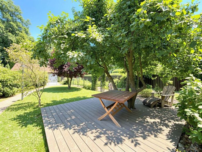 +++ Elegantes Zweifamilienhaus mit großem Garten, Badeteich inkl. Poolhaus +++ – Blick hinter das Haus