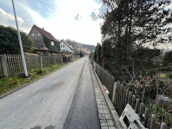 BAUGRUNDSTÜCK MIT WOCHENENDHAUS ZU VERKAUFEN – Blick in die ruhige Straße