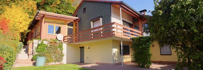 PROVISIONSFREI für Käufer! Zweifamilien-Haus in Bestlage bei Coburg mit atemberaubendem Fernblick – Titelbild Grub am Forst