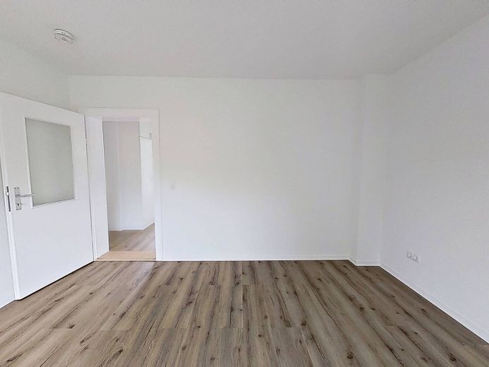 Die Blätter fallen, Ihre Miete auch: Gemütliche 2-Zimmer-Wohnung mit BALKON im Norden von Rendsburg – Ansicht II: Wohn- und Esszimm…