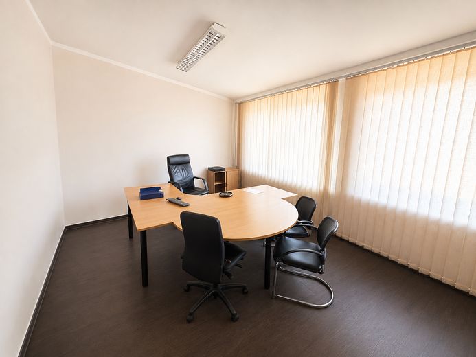 Привлекательное местоположение автосалона с мастерской, моечным цехом, зоной приема клиентов и окрасочной камерой – Büro