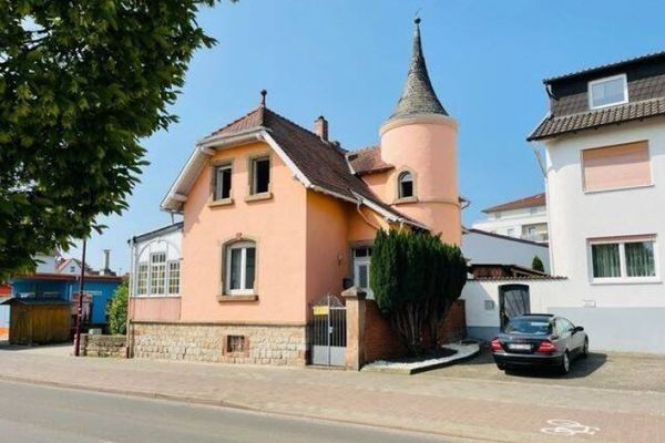 EUPORA® Immobilien: Türmchenhaus mit Flair in Kirchheimbolanden.