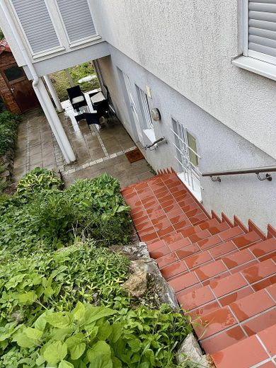 Modernisiertes Zweifamilienhaus mit 263 m² Wohnfläche, attraktiver Vermietungsperspektive – Zugang Einliegerwohnung