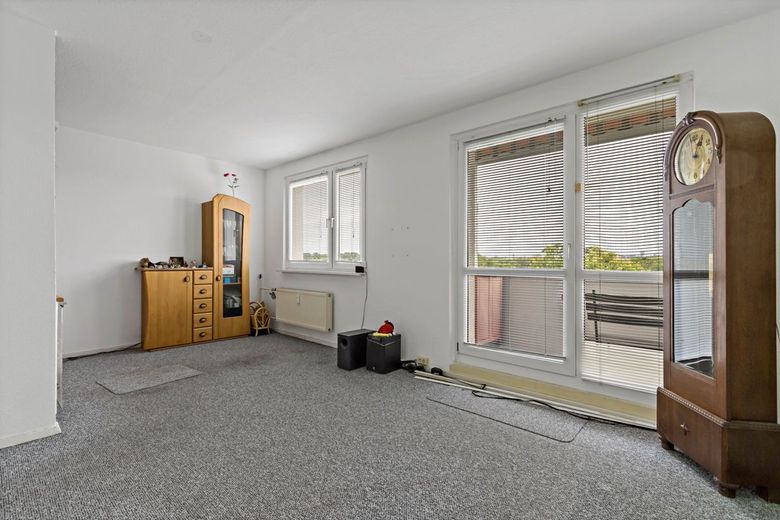 Dachgeschoss Wohnung mit Fahrstuhl und freiem Blick auf die Rennbahn in Ha-Neu! – Wohnzimmer