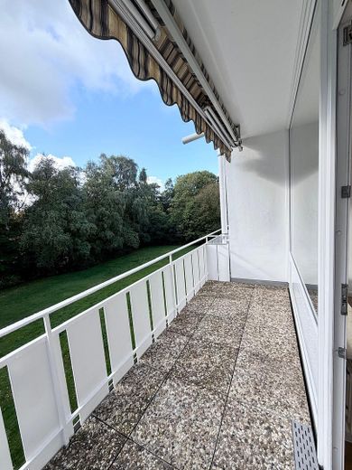 1 odalı daire: yüksek kaliteli yenilenmiş, yeni kaliteli ankastre mutfak, yeni banyo ve park yeri dahil – Balkon mit Blick ins Grüne
