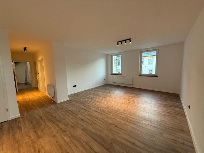 Beautiful 3-Room Apartment in Hof with Balcony and Kitchen – Photo 2