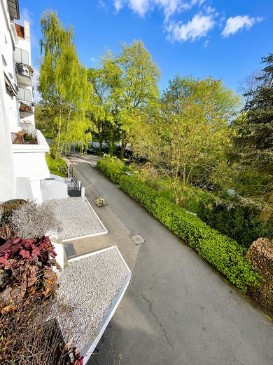 Élégant appartement familial ancien | 117 m² | 4,5 pièces | Garage | Loggia | Vue sur la verdure | Tarpenbek – Einfahrt Blick von oben
