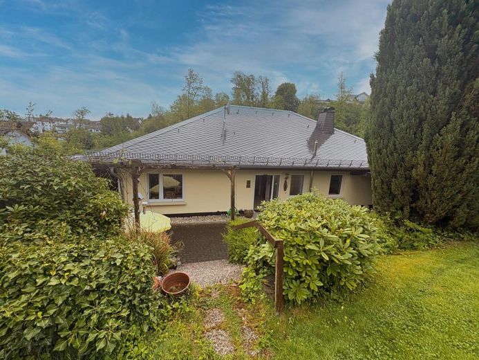 CITYHOUSE: Großzügiges Zweifamilienhaus mit Ausbaupotenzial, Garten &amp; 3 Garagen – Hausansicht