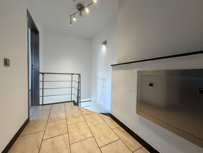 +++RESERVIERT+++ Maisonette-Wohnung mit großem Sonnenbalkon inkl. Tiefgarage in Oberhausen-Alsfeld – Flur Dachgeschoss
