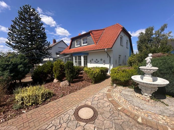 Einfamilienhaus mit Pool und zwei Garagen – फोटो 1
