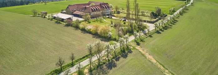 rêve exclusif au cœur de la nature. Ferme à quatre côtés avec maison de séminaire – Ansicht von oben 